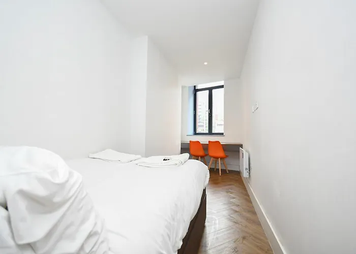 Sleek 2bed Flat In W Security 아파트 *