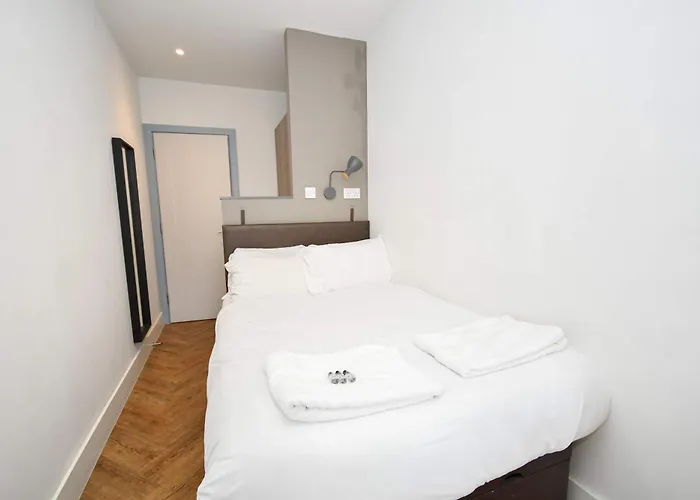 Sleek 2bed Flat In W Security