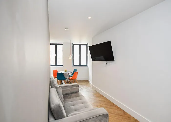 Sleek 2bed Flat In W Security 아파트