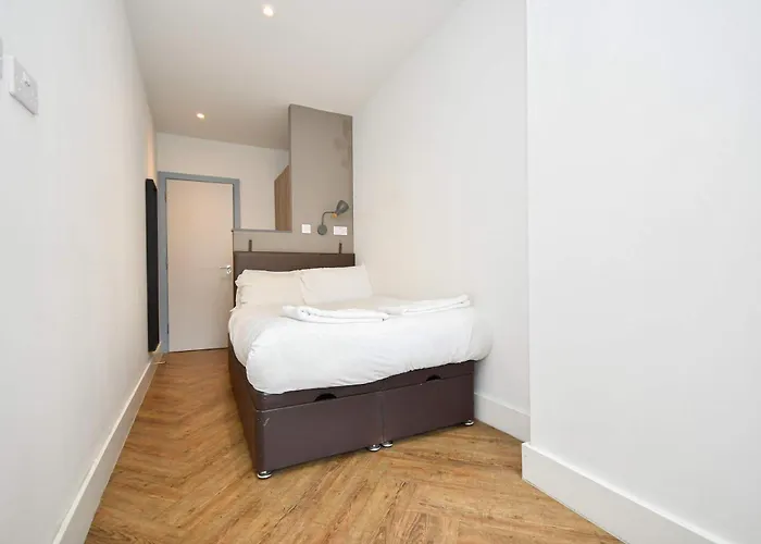 Sleek 2bed Flat In W Security 아파트 *