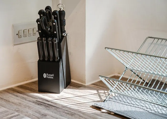 Stylish 4 Bedroom With Wifi, Free Parking And Close To Old Trafford