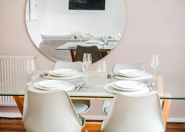 Stylish 4 Bedroom With Wifi, Free Parking And Close To Old Trafford *