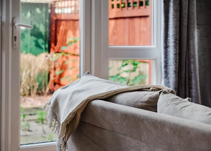 Stylish 4 Bedroom With Wifi, Free Parking And Close To Old Trafford *