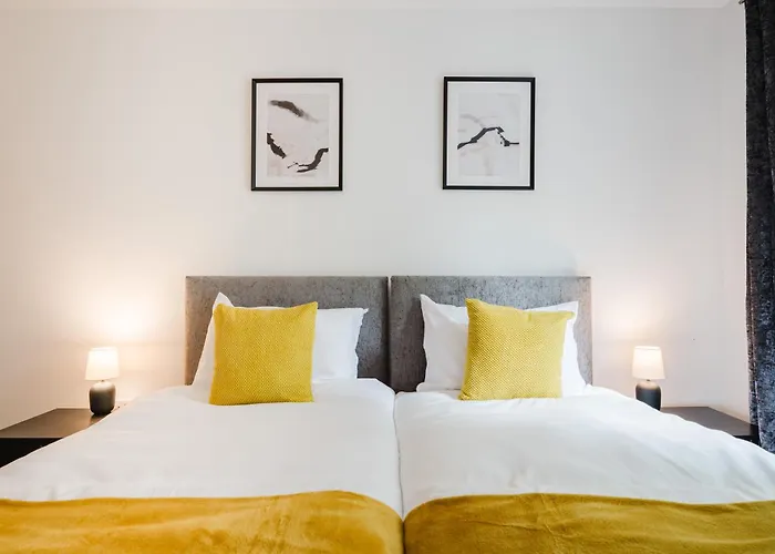 Stylish 4 Bedroom With Wifi, Free Parking And Close To Old Trafford