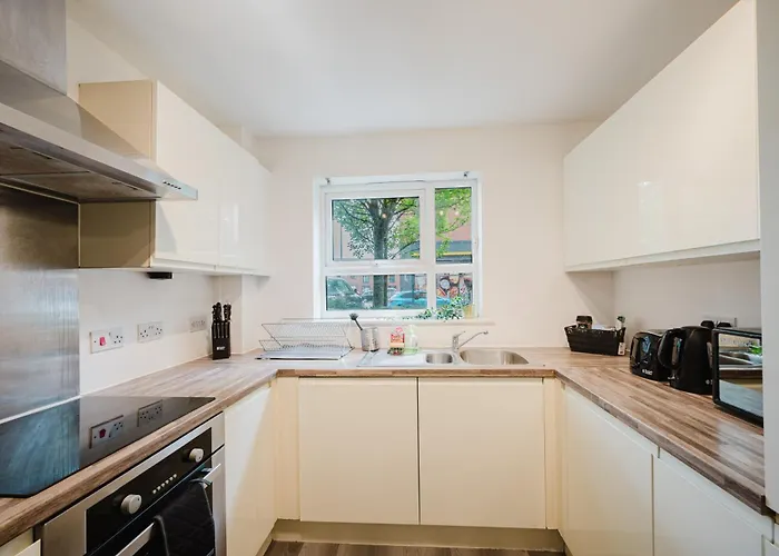 Stylish 4 Bedroom With Wifi, Free Parking And Close To Old Trafford 아파트