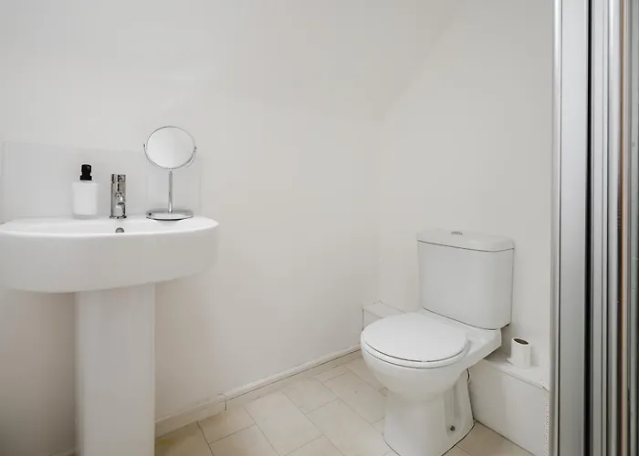 Stylish 4 Bedroom With Wifi, Free Parking And Close To Old Trafford Manchester