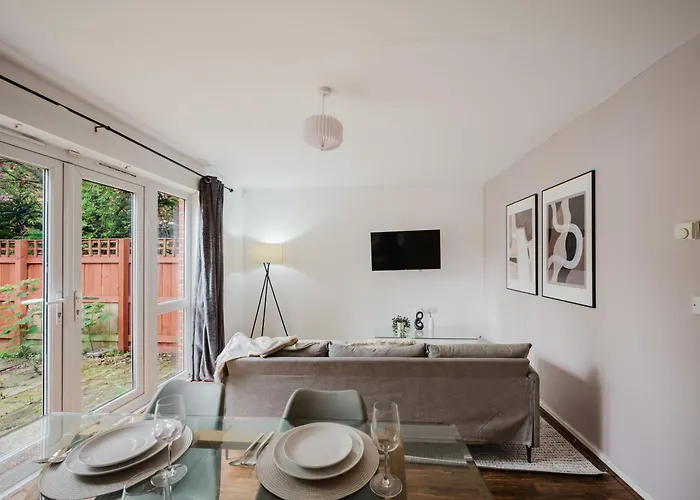 Stylish 4 Bedroom With Wifi, Free Parking And Close To Old Trafford マンチェスター