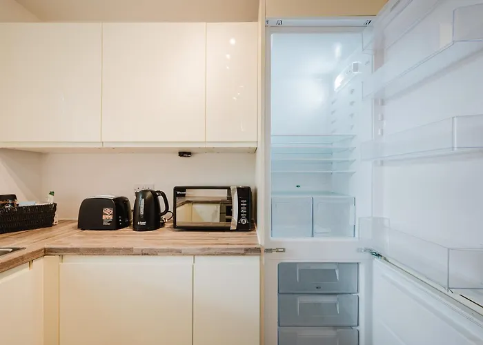 Stylish 4 Bedroom With Wifi, Free Parking And Close To Old Trafford アパート *