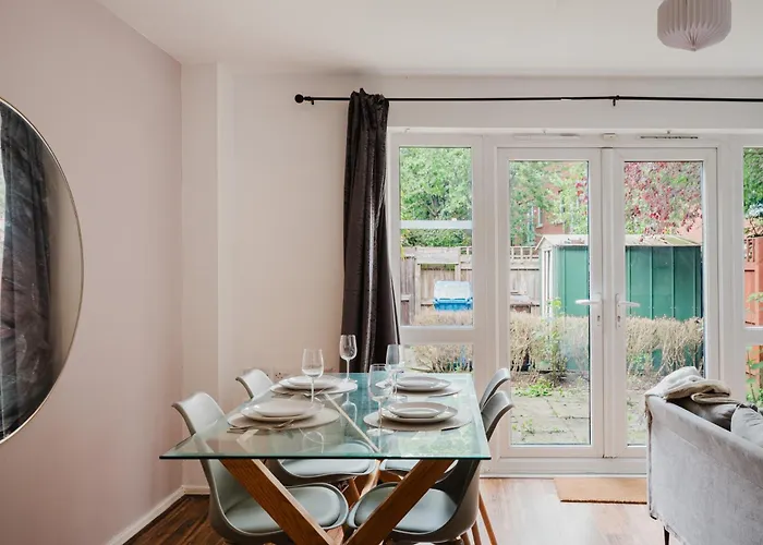 Stylish 4 Bedroom With Wifi, Free Parking And Close To Old Trafford Apartman Manchester