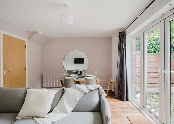 Stylish 4 Bedroom With Wifi, Free Parking And Close To Old Trafford Apartman