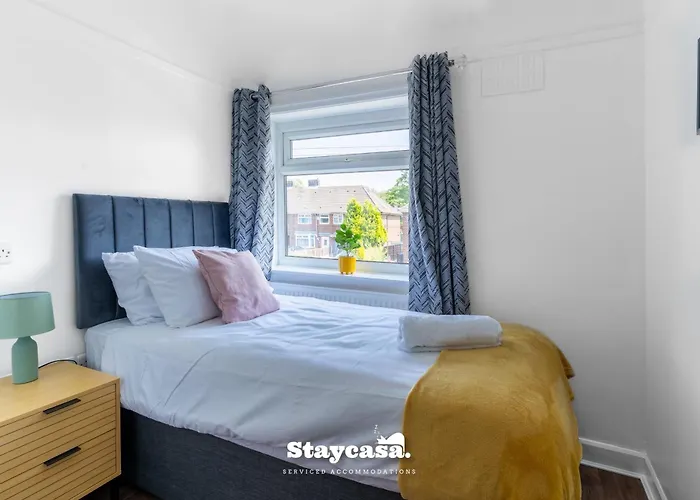 3-bedroom House W Free Parking Near Man… - 20042 *