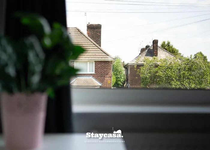 3-bedroom House W Free Parking, Near Man Airport! 펜션