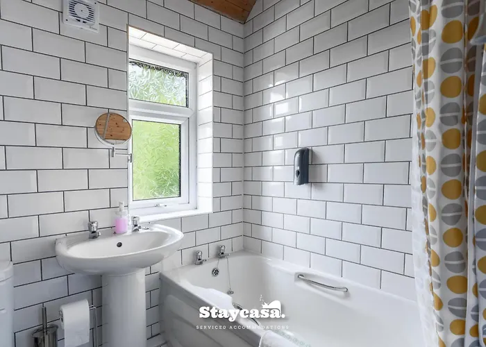 3-bedroom House W Free Parking, Near Man Airport! *