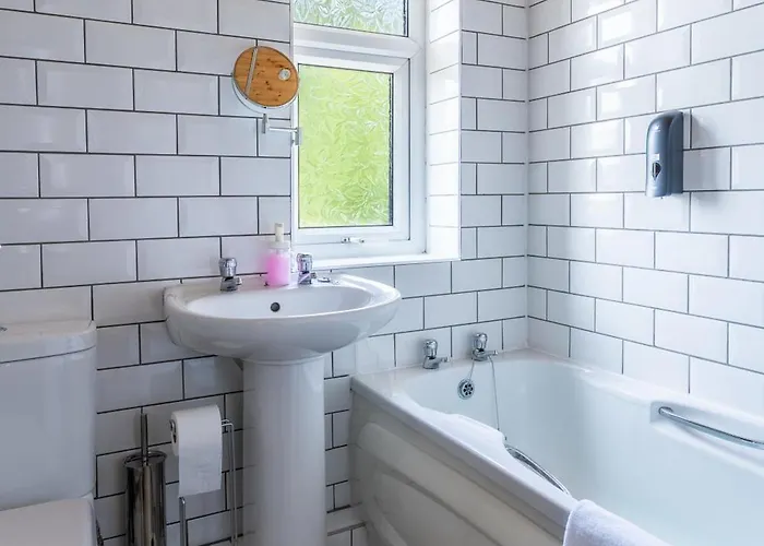 펜션 3-bedroom House W Free Parking, Near Man Airport! *