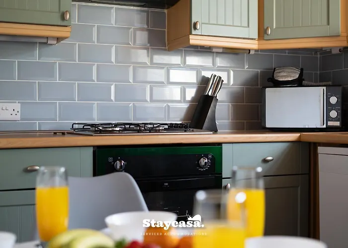 3-bedroom House W Free Parking, Near Man Airport! 펜션