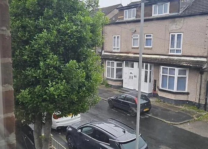 Full With Free Parking In Moss Bank, Crumpsall, Manchester