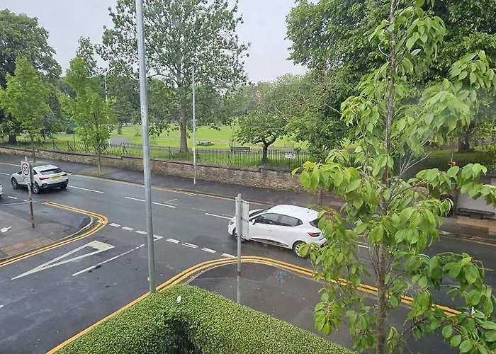 Full With Free Parking In Moss Bank, Crumpsall, *