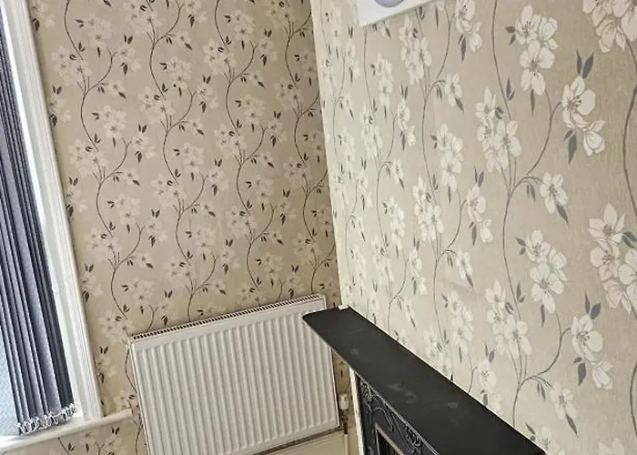 Full With Free Parking In Moss Bank, Crumpsall, * Manchester