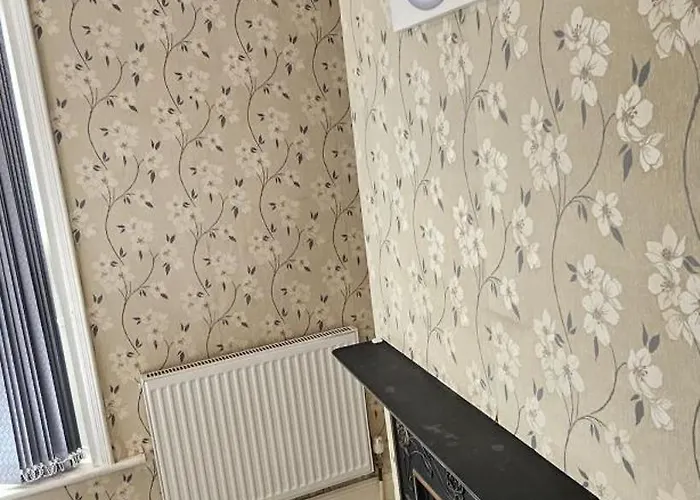 Full With Free Parking In Moss Bank, Crumpsall, *