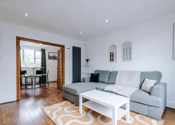 Driveway Stunning 3bedroom In Withington