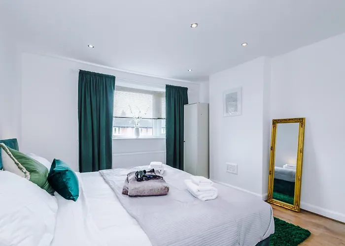 Driveway Stunning 3bedroom In Withington