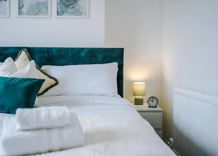 Driveway Stunning 3bedroom In Withington