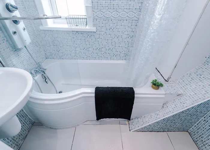 Driveway Stunning 3bedroom In Withington