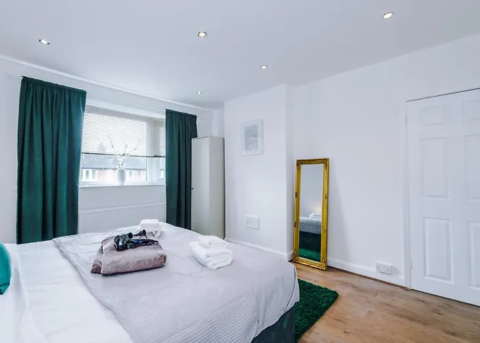 Driveway Stunning 3bedroom In Withington Manchester