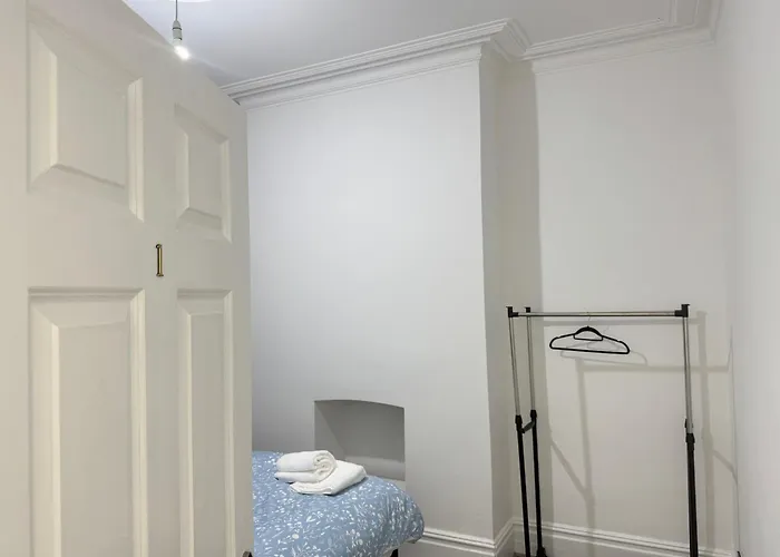 Near Etihad Stadium Bed & Breakfast 3*