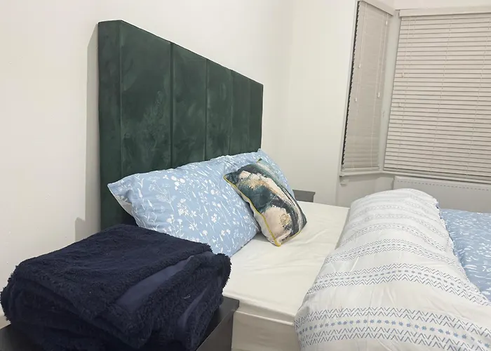 Near Etihad Stadium Bed & Breakfast 3*