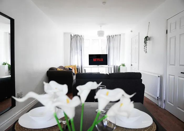 בית נופש Spacious 3br Near Etihad And Coop Live - Free Parking! מנצ'סטר