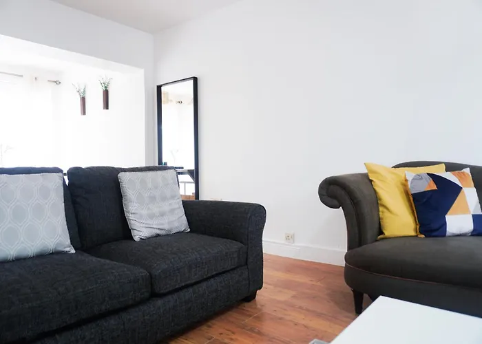 בית נופש Spacious 3br Near Etihad And Coop Live - Free Parking! מנצ'סטר