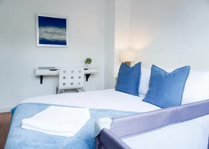 Vakantiehuis Spacious 3br Weekend Getaway Near Etihad And Coop Live - Free Parking! Manchester