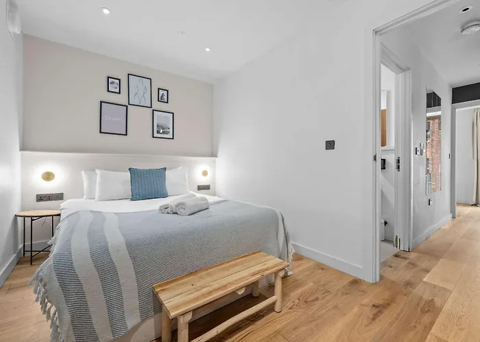 Stunning Luxury Townhouse In Centre Of