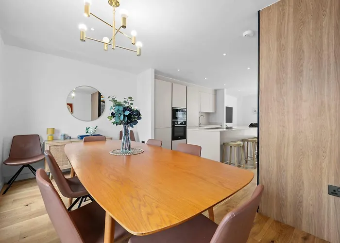 Stunning Luxury Townhouse In Centre Of