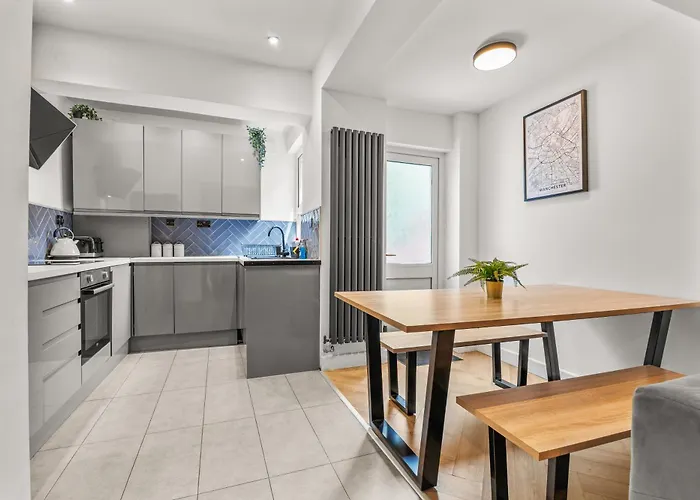 Modern Centre Townhouse Sleeps 10 & Parking