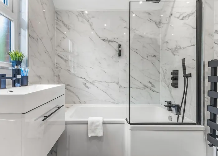 Modern Centre Townhouse Sleeps 10 & Parking Ferienhaus