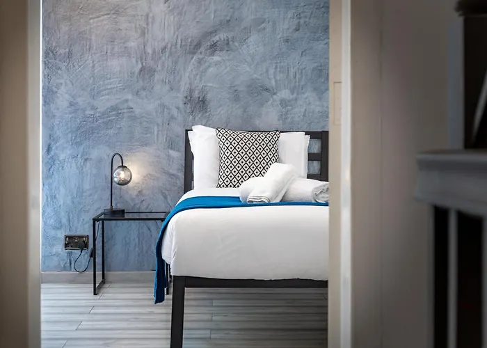 Modern Centre Townhouse Sleeps 10 & Parking Ferienhaus