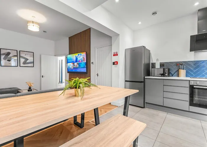 Ferienhaus Modern Centre Townhouse Sleeps 10 & Parking