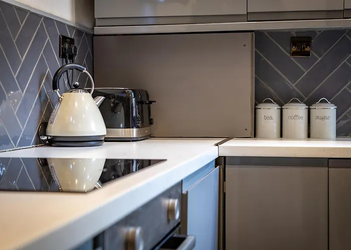 Modern Centre Townhouse Sleeps 10 & Parking マンチェスター