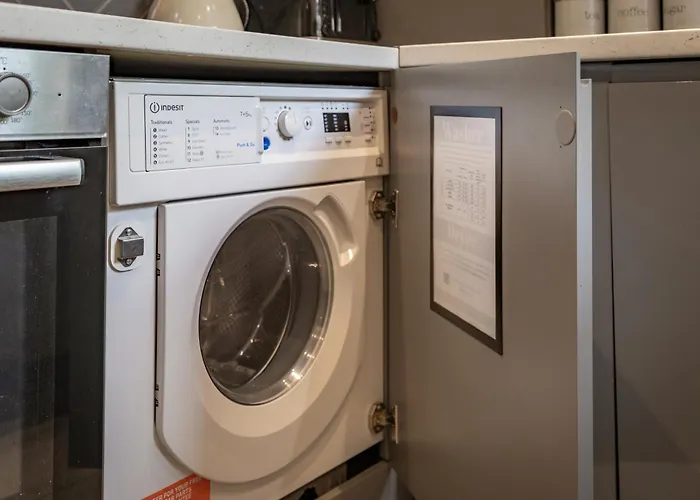 Modern Centre Townhouse Sleeps 10 & Parking Holiday home Manchester