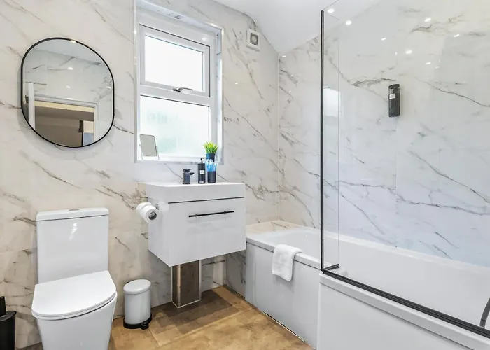 Modern Centre Townhouse Sleeps 10 & Parking * Manchester