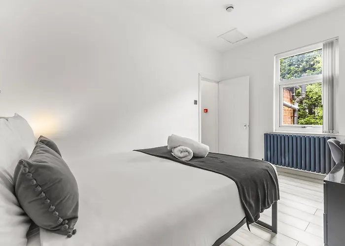 Modern Centre Townhouse Sleeps 10 & Parking *