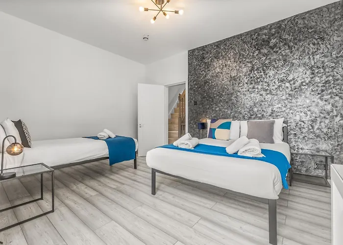 Modern Centre Townhouse Sleeps 10 & Parking マンチェスター