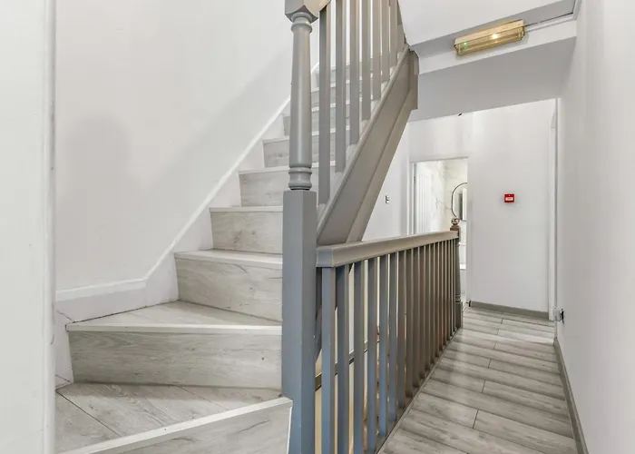 Modern Centre Townhouse Sleeps 10 & Parking * マンチェスター