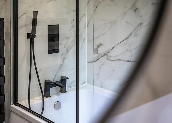 Modern Centre Townhouse Sleeps 10 & Parking