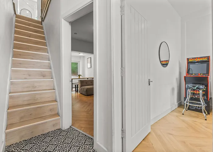 Ferienhaus Modern Centre Townhouse Sleeps 10 & Parking