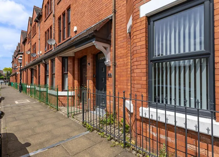 Modern Centre Townhouse Sleeps 10 & Parking Holiday home Manchester