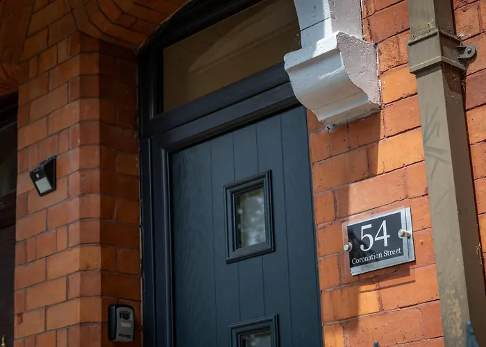 Modern Centre Townhouse Sleeps 10 & Parking *