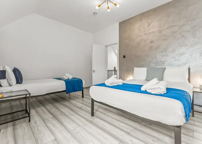 Modern Centre Townhouse Sleeps 10 & Parking マンチェスター